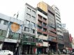 公車站牌前 車潮多 飲料首選 公車站牌前 車潮多 飲料首選